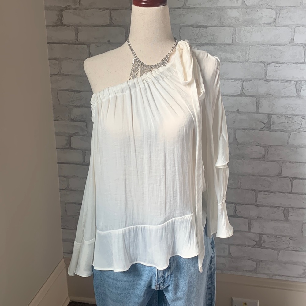 🐣FREE PEOPLE 🐣 One shoulder romantic flowy top.